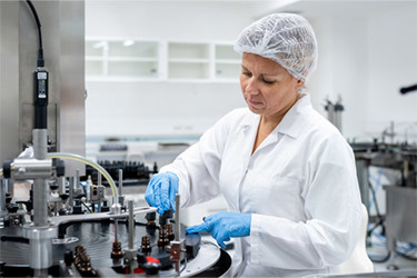 GettyImages-2196965039-scientist-fill-aseptic GettyImages-2196965039-scientist-fill-aseptic
