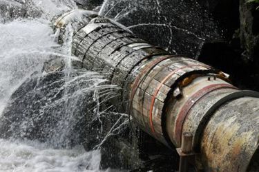 GettyImages-123519369 leaking pipe NRW water leak GettyImages-123519369 leaking pipe NRW water leak