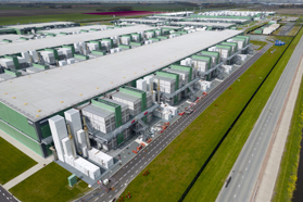 Large datacenter-GettyImages-2196655358