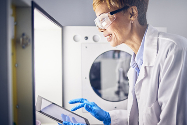 Scientist with tablet in laboratory-GettyImages-1470739489 Scientist with tablet in laboratory-GettyImages-1470739489