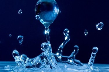 Medições baseadas em laser da atividade da água em aplicações de dosagem sólida