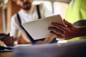 4 Red Flags That Indicate Your New App Deployment Is Headed For Disaster GettyImages-1408203698 worker with tablet