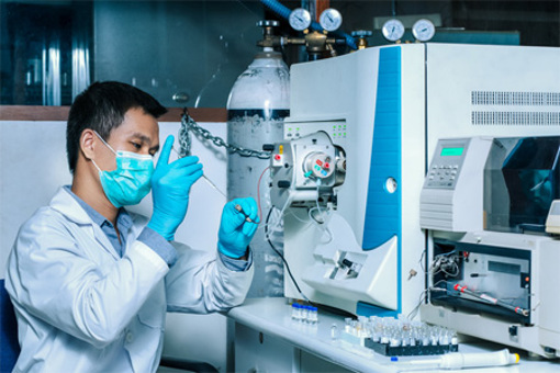 GettyImages-1802391110-spectroscopy-man-using-spectrometer-scientist