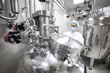biopharma-mixing-GettyImages-1405591011